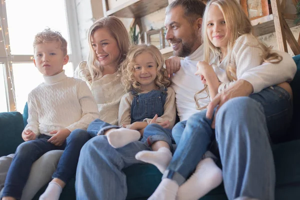 Lycklig familj sitter i soffan och ha kul. — Stockfoto