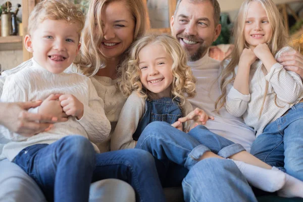 Mutlu aile kanepede oturan ve having fun.