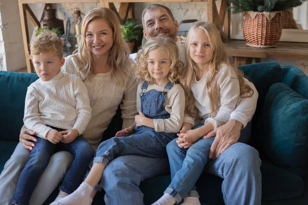 Gelukkige familie is zittend op de Bank en plezier. — Stockfoto