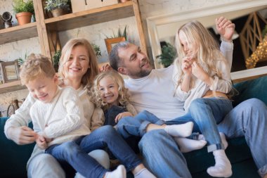 Mutlu aile kanepede oturan ve having fun.