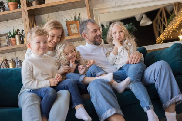 Lycklig familj sitter i soffan och ha kul. — Stockfoto