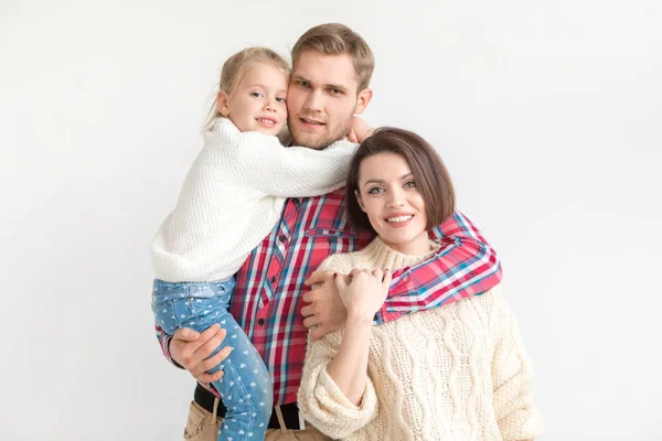 Glad familj av tre på vit bakgrund. — Stockfoto
