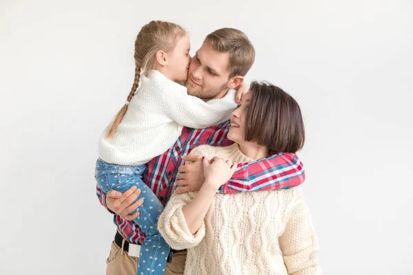 Glad familj av tre på vit bakgrund. — Stockfoto