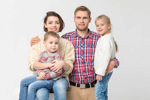 Glad familj av fyra på vit bakgrund. — Stockfoto