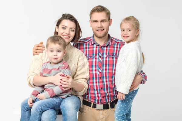 Glad familj av fyra på vit bakgrund. — Stockfoto