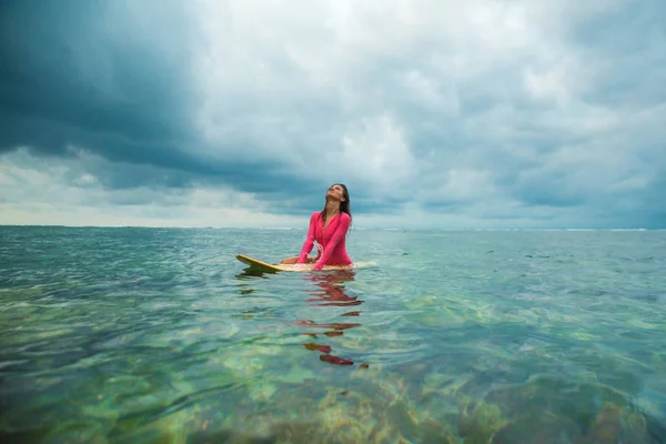 Vacker kvinna simmar på en surfbräda. — Stockfoto