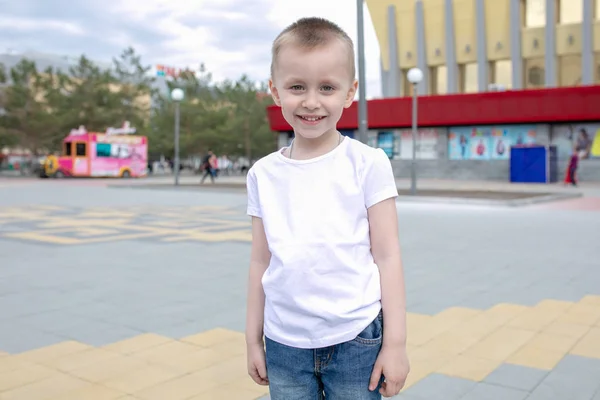 Ładny mały chłopiec w biały t-shirt. Makiety. — Zdjęcie stockowe