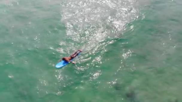 L'homme surfe dans l'océan. Vue du dessus . — Video