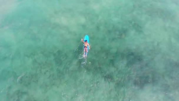 El hombre está surfeando en el océano. Vista superior . — Vídeos de Stock