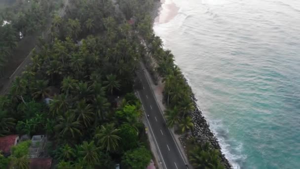 热带岛屿的顶部景色和海滩附近的道路. — 图库视频影像