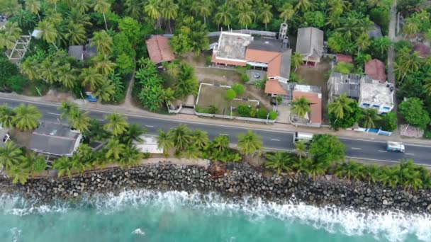 Topp utsikt över en tropisk ö och vägen nära stranden. — Stockvideo