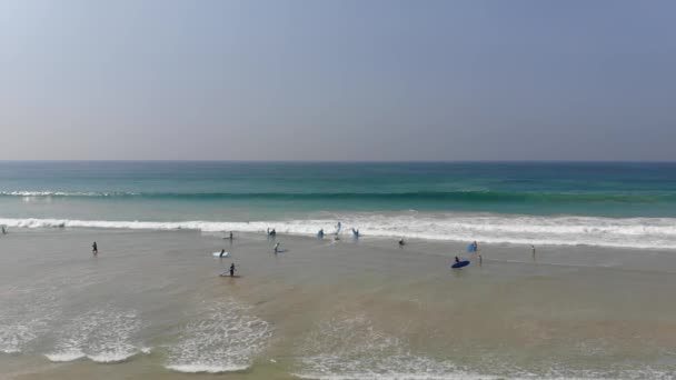 Vista superior de surfistas entrando al océano . — Vídeos de Stock