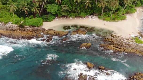 Vista superior de una isla tropical con una costa de piedra bañada por el océano . — Vídeos de Stock