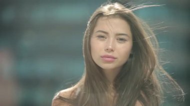 Güzel bir genç kadının portresi, Rüzgar saç darbeler.