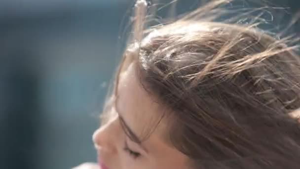 Retrato de una hermosa joven, el viento sopla pelo . — Vídeo de stock