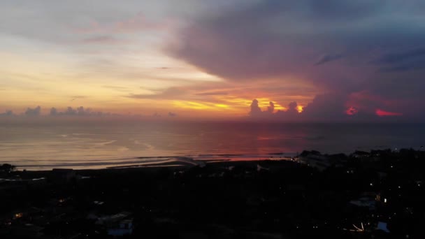 Günbatımı sırasında bulutlu gökyüzüne karşı okyanusun pastoral drone görüntüleri. — Stok video