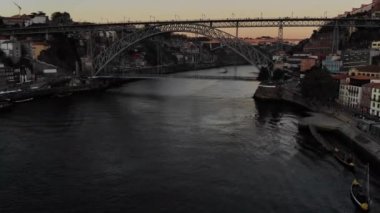 Havadan görünüm Portekiz Porto. Luis köprü Vila Nova de Gaia Monastetyda Serra pilar yapmak.