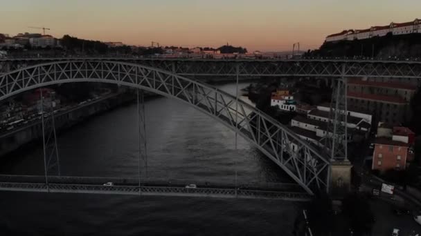 Luftbild portugal porto. luis bridge vila nova de gaia monastetyda serra do pilar. — Stockvideo