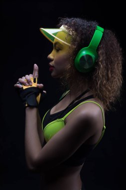 Atletik kız afro amerikan kulaklıkmüzik dinler.