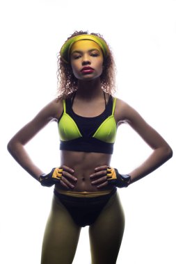 Beyaz arka planda spor mayo ve şapka vizörlü Afro-Amerikalı kadın..