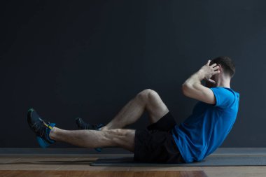 Basın egzersizi yapan adam..