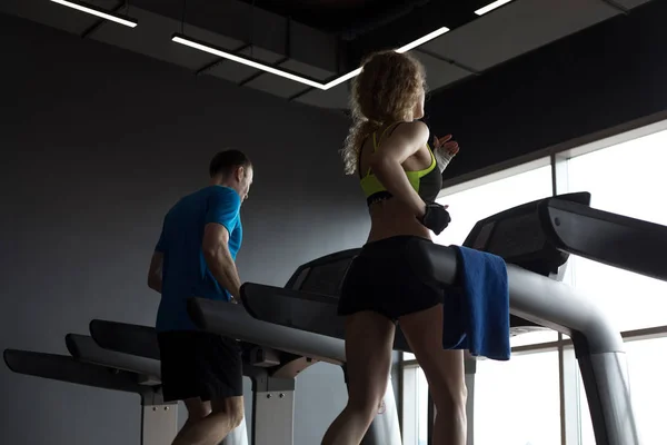 Para biegająca na bieżni na siłowni, — Zdjęcie stockowe