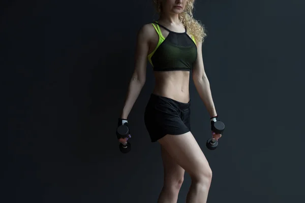 运动与哑铃在健身房锻炼的女人. — 图库照片