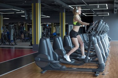 Modern jimnastik salonunda kadın sporcu..