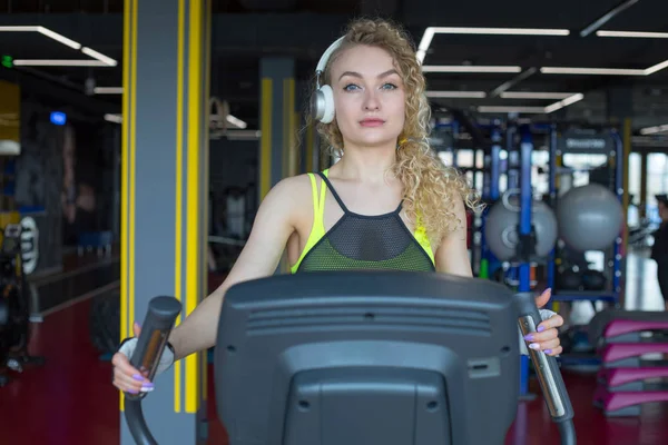 Entrenamiento de atleta femenina en stepper en el gimnasio moderno . — Foto de Stock