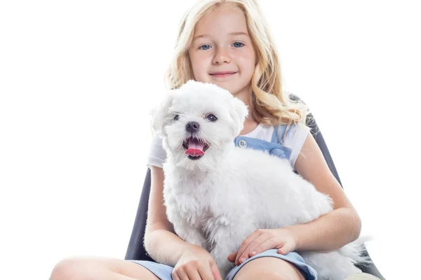 Милая маленькая девочка с забавным щенком на белом фоне . — стоковое фото