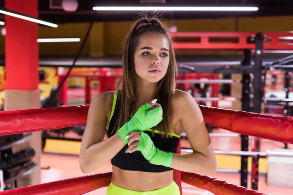 Una joven deportista se sienta en la esquina del ring de boxeo. Boxeador chica . —  Fotos de Stock