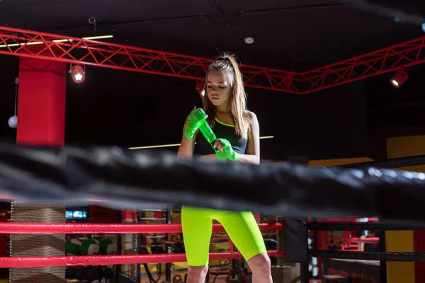 Chica atlética de pie en el ring y carretes vendaje de boxeo. Boxeador chica en Neon Leggings . —  Fotos de Stock