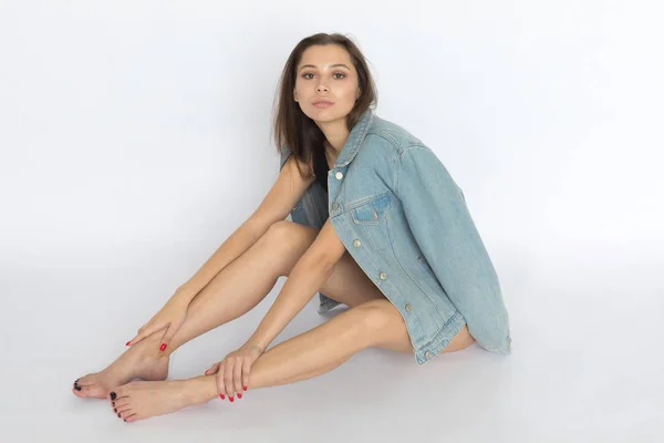 Modell test med ung vacker kvinna i svart Body och jeansjacka. — Stockfoto
