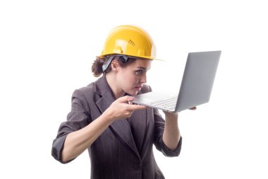 Sarı inşaat kasklı bir kadın dizüstü bilgisayarda çalışıyor. Kadın oluşturucu.