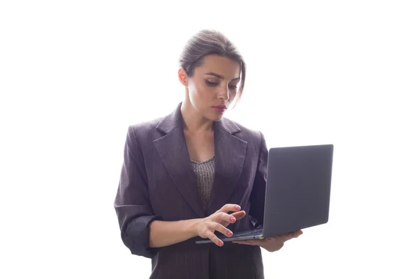 Business γυναίκα με κοστούμι με ένα φορητό υπολογιστή στο χέρι σε λευκό φόντο. Γυναίκα που δουλεύει σε φορητό υπολογιστή. — Φωτογραφία Αρχείου