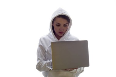 Kapüşonlu bir kadın dizüstü bilgisayar kullanıyor. Hacker bir dizüstü bilgisayar kullanıyor.
