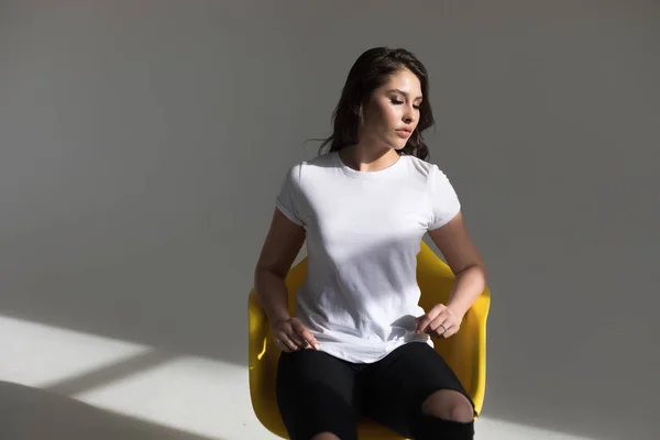 Schöne junge Frau in einem weißen T-Shirt. Attrappe. — Stockfoto