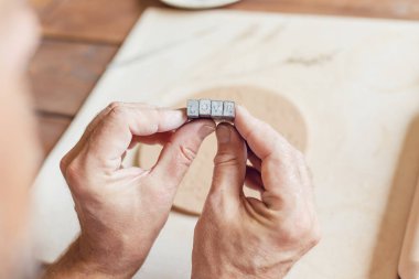 Eller kilden yuvarlak bir ürün yapar.