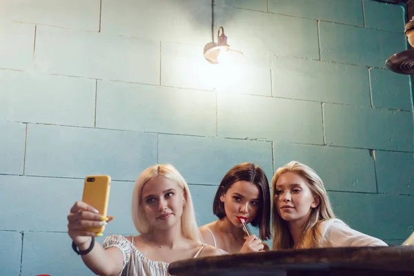 Beautiful young women make selfie in a hookah place. — Stock Photo, Image