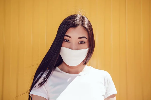 Asiatisk tjej i vit ansiktsmask. Modellering. — Stockfoto