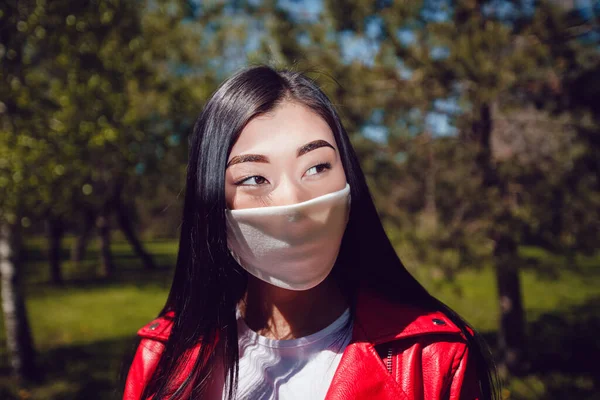Porträtt av asiatisk kvinna i vit ansiktsmask. — Stockfoto