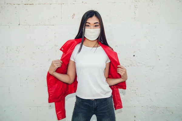 Asian girl in a white protective face mask. — Stock Photo, Image