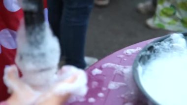 Vologda, RUSSIA, Temmuz 2019: Kız el partisinde köpük ve sabun köpüğü yapıyor