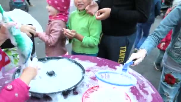 Vologda, RUSSIA, juli 2019: meisje maakt zeepbellen draait rond schuimfestival — Stockvideo