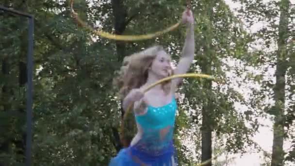 Vologda, Rusia, julio 2019: chica es gimnasta, realizando con aros de metal — Vídeos de Stock
