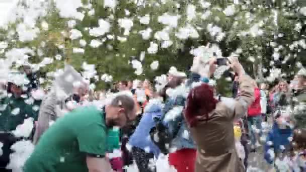 Vologda, Rusia, julio 2019: los niños juegan, se divierten, tiran espuma que cae desde arriba — Vídeos de Stock
