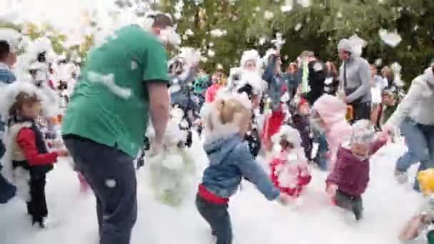 Vologda, Rusya, Temmuz 2019: Çocuklar oynuyor, eğleniyor, yukarıdan köpük döküyor — Stok video