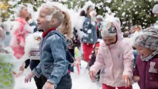 2019年7月，俄罗斯Vologda：孩子们玩耍，从上面扔泡沫 — 图库视频影像