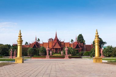 Pnom Penh, 23 Aralık 2014: Park ve Kamboçya Ulusal Müzesi Pnom Penh üzerinde 23 Aralık 2014 Pnom Penh, Kamboçya'da. Başkenti ve en büyük şehri Kamboçya Pnom Penh mı.