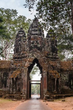 Siem Reap - 03 Ocak 2015: Angkor Thom karmaşık yakınındaki üzerinde 03 Ocak 2015 yılında Siem Reap, Kamboçya Güney Kapısı.